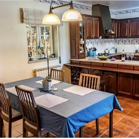 بيت للعطل Sleeps 8 With Pool & Horses *