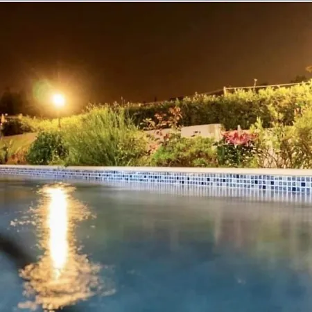 بيت للعطل Sleeps 8 With Pool & Horses الكوباسا