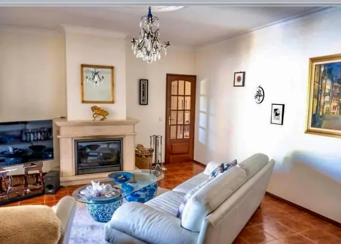 Дом отдыха Sleeps 8 With Pool & Horses *