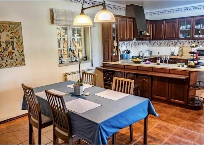 Дом отдыха Sleeps 8 With Pool & Horses *