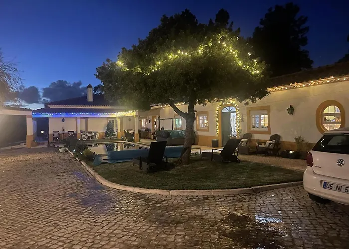 Дом отдыха Sleeps 8 With Pool & Horses Алкобаса